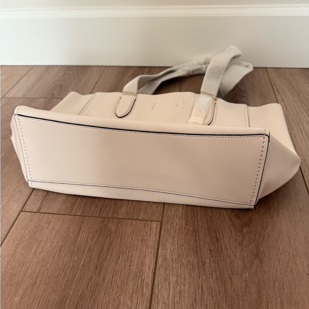 DERBY TOTE IN PEBBLE LEATHER (COACH F58660)
New with a tag - Picture 3 of 6